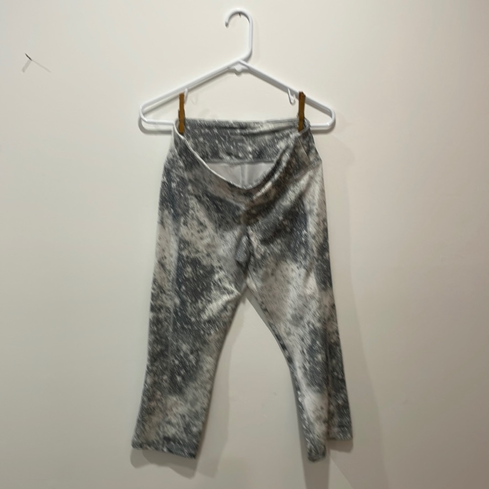 Grey Old Navy Cropped Workout Leggings size M